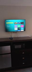 TV a/nebo společenská místnost v ubytování Valley Inn
