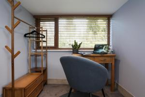 an office with a desk with a chair and a laptop at Oak View Lodge - Deluxe Master Studio near Ipswich & Woodbridge in Playford