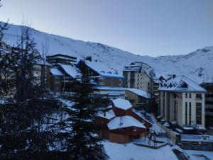 シエラネバダにあるSierra Nevada - Edificio Américaの雪の上の建物群