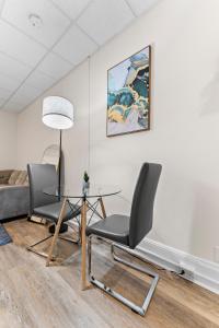 Ein Sitzbereich in der Unterkunft Furnished Apartment in Downtown