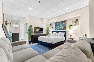 Ein Bett oder Betten in einem Zimmer der Unterkunft Furnished Apartment in Downtown