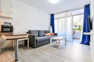 a living room with a couch and a table at Prosurfing Apartamento in Playa del Ingles