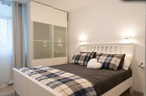 a bedroom with a bed with a large mirror at Prosurfing Apartamento in Playa del Ingles