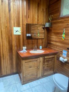 un baño con lavabo e inodoro en Birds & Breakfast Costa Rica, en Fortuna 147 fotos más