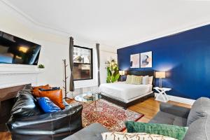 ein Wohnzimmer mit einer Couch und einem Bett in der Unterkunft Furnished Apartment in Downtown in Boston