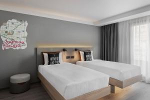 Posteľ alebo postele v izbe v ubytovaní Moxy Barcelona