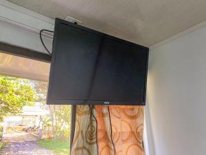 a flat screen tv hanging on a wall at Hospedaje Shaddai in Palo