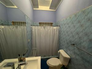 Koupelna v ubytování Shalom Suite 2, Manor Park