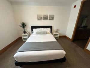 a bedroom with a large bed with two night stands at 2BR Suite at The Grand Castle Pool Gym & Parking in Grandville +35 photos