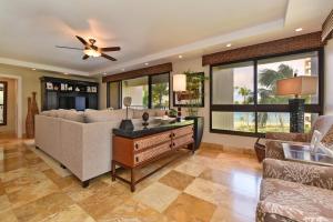 Ruang duduk di Kaanapali Alii 456 · ALII 456 OceanFront Tropical Getaway w Ocea