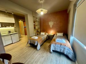 拉里奥哈Bari 413 Dpto 2 B的带两张床的房间和厨房