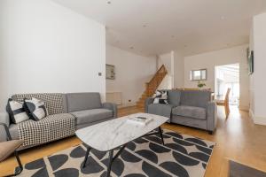 Posezení v ubytování Fulham Spacious & Luxe House with Parking & Garden + 57 fotografií