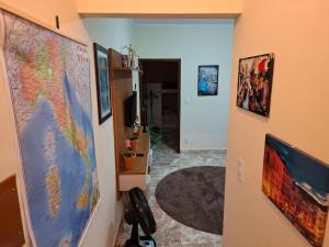 un couloir avec une grande carte sur le mur dans l'établissement Ecohouse - Próx da Av Brasil, à Franca