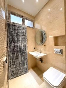 a bathroom with a shower and a sink and a toilet at Appartement Neuf et Moderne in Marrakech