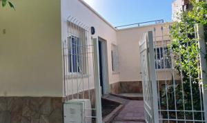 una entrada a un edificio con una puerta en Casa Luisa, en Godoy Cruz