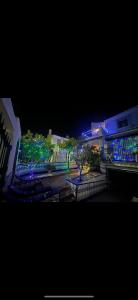 マイレナ・デル・アルハラフェにあるCasa sevilla Cavaleriの明かりが灯る夜の街の景色