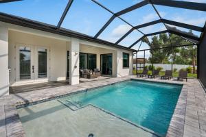 Kolam renang di atau dekat dengan The perfect retreat with canal view