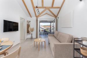 マリンスカにあるApartments by the sea nska, Krk - 23652のソファとテーブルのあるリビングルーム