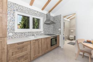 マリンスカにあるApartments by the sea nska, Krk - 23652のシンクと窓のあるキッチン