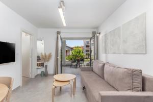 マリンスカにあるApartments by the sea nska, Krk - 23651のソファとテーブルのあるリビングルーム