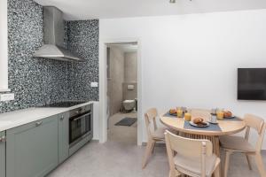 マリンスカにあるApartments by the sea nska, Krk - 23651のテーブルと椅子のあるキッチンとダイニングルーム