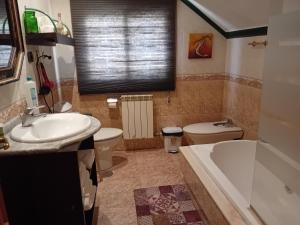 un bagno con lavandino, vasca e WC di Casa Ana a Redondela Altre 13 foto