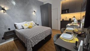 1 dormitorio con 1 cama con mesa y cocina en Loft Moderno e Aconchegante a Dois Passos da Feirinha do Alto!, en Teresópolis 21 fotos más