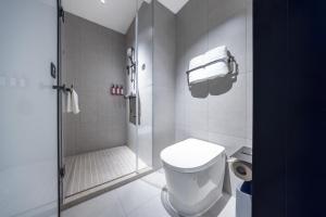 Vannas istaba naktsmītnē Atour Light Hotel Chengdu Yulin Street Nijia Bridge