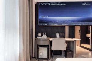 Televizors / izklaižu centrs naktsmītnē Atour Light Hotel Chengdu Yulin Street Nijia Bridge