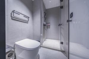 Vannas istaba naktsmītnē Atour Light Hotel Chengdu Yulin Street Nijia Bridge