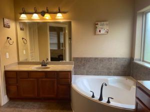 O baie la Spacious 4 Bed & 2 Bath Home in the Woodlands, TX +17 fotografii