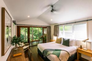 Postel nebo postele na pokoji v ubytování Daintree Ecolodge