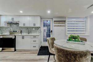 Luxurious Unit in Hyde Park的厨房或小厨房