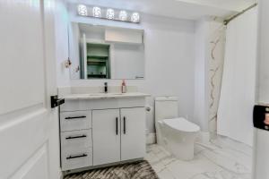 伦敦Luxurious Unit in Hyde Park的带水槽和马桶的白色浴室