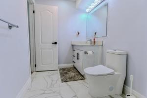 伦敦Luxurious Unit in Hyde Park的带马桶和淋浴的白色浴室