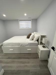 伦敦Luxurious Unit in Hyde Park的一间带床和窗户的白色卧室