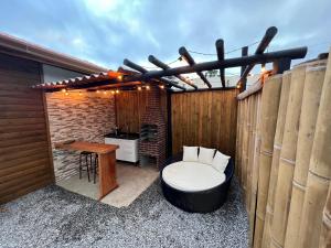 a patio with a tub and a table at Pousada Alto Colina - Chalé Siriema in Venda Nova do Imigrante