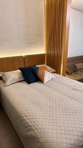 a bed with two pillows on top of it at Resort Xangri lá Atlântida piscina aquecida in Xangri-lá