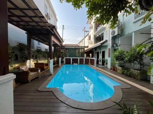 a swimming pool in the middle of a building at Sripat Guesthouse SHA Extra Plus in Chiang Mai