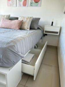 a bedroom with a bed with white drawers at Monoambiente de Categoría Excelente Ubicación La Plata in La Plata