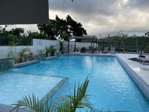 Una gran piscina azul en la parte superior de un edificio en Sun Shine Luxury Villas 3 Bedroom Ocho Rios, en Ocho Ríos