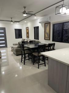 una sala de estar con una mesa y un sofá en Sun Shine Luxury Villas 3 Bedroom Ocho Rios, en Ocho Ríos