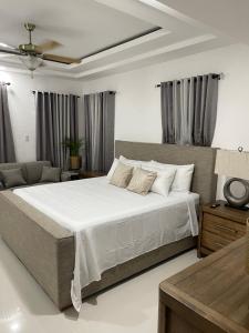 Un dormitorio con una cama grande y un sofá. en Sun Shine Luxury Villas 3 Bedroom Ocho Rios, en Ocho Ríos 7 fotos más