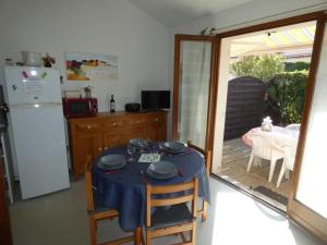 Kuchyňa alebo kuchynka v ubytovaní Maison de vacances 36m² avec piscine, terrasse et parking - Notre-Dame-de-Monts - FR-1-540-230