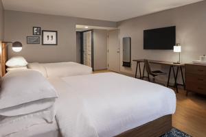 Postel nebo postele na pokoji v ubytování Four Points by Sheraton Bakersfield