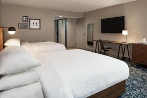 Postel nebo postele na pokoji v ubytování Four Points by Sheraton Bakersfield