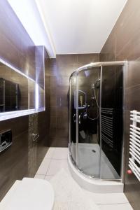 スタロバ・ボラにあるDwór Olimpのバスルーム(シャワー、トイレ付)
