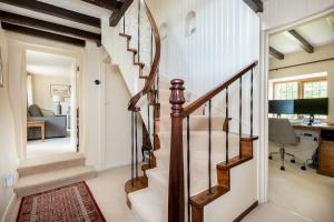 a winding staircase in a home with a living room at Tom Callows - Gorgeous Rural Cottage in Epwell! in Epwell
