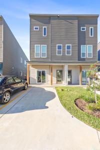 ein Haus mit einem davor geparkten Auto in der Unterkunft Blues House King Bed Full Kitchen Fast WiFi in Lafayette