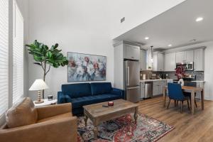 ein Wohnzimmer mit einem blauen Sofa und einem Tisch in der Unterkunft Blues House King Bed Full Kitchen Fast WiFi in Lafayette